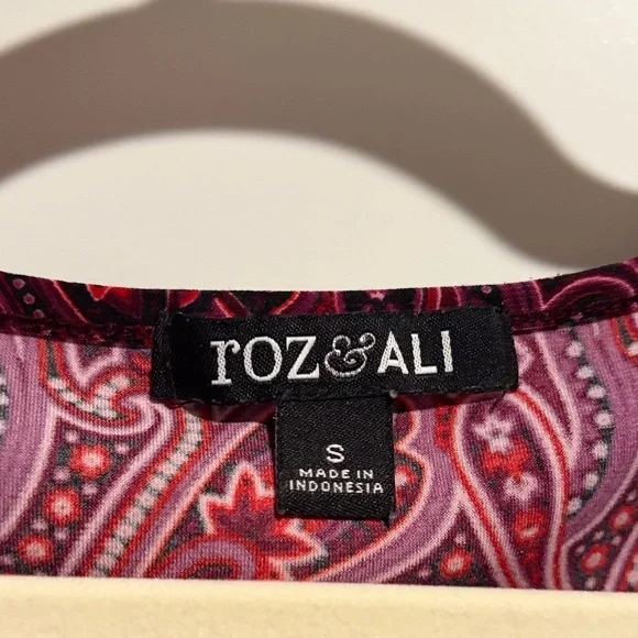 Roz & Ali Burgundy Paisley V-Neck Blouse - Picture 2 of 3